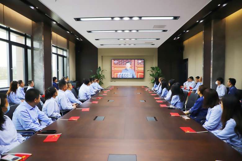 大全能源组织观看抗战胜利80周年纪念阅兵仪式  