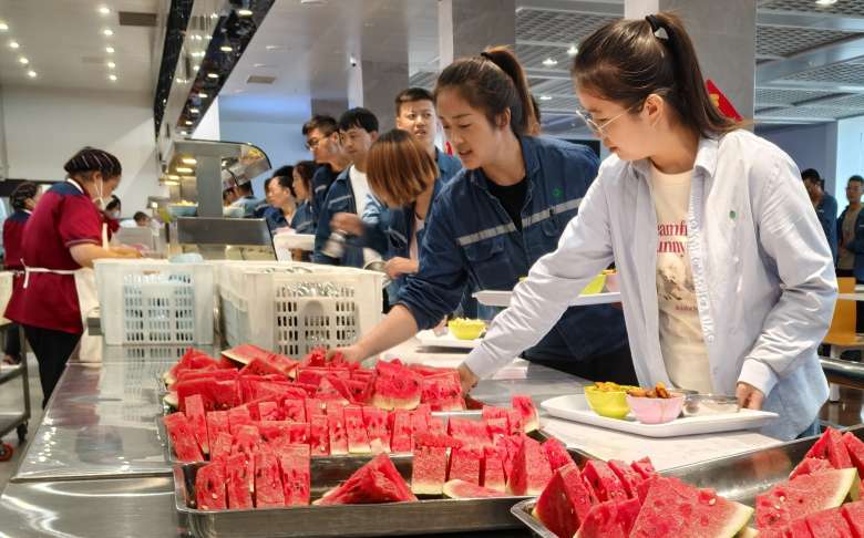 大全能源开展“夏日送清凉”暖心慰问活动  